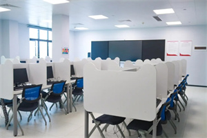 广州市中黄港澳子弟学校计算机室